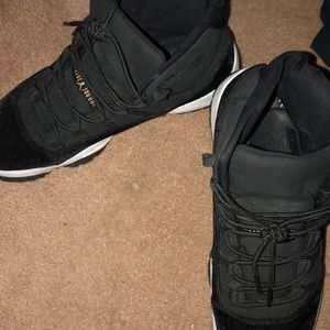 Jordan 11 velvet black and white